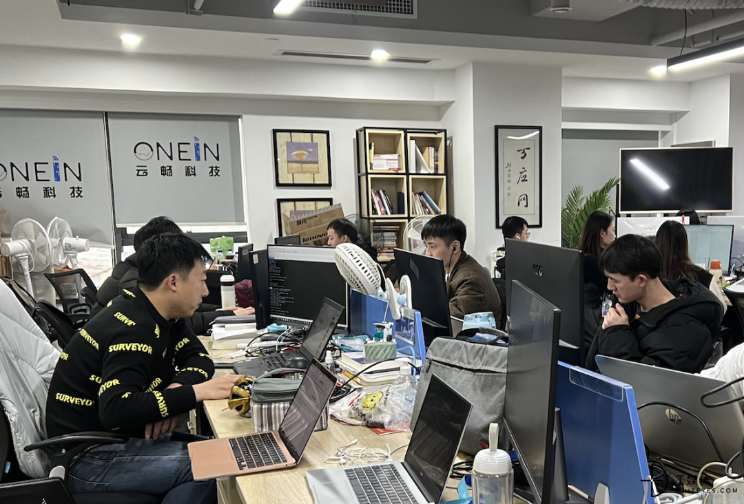 配图2 : 万应售后运维服务团队.png